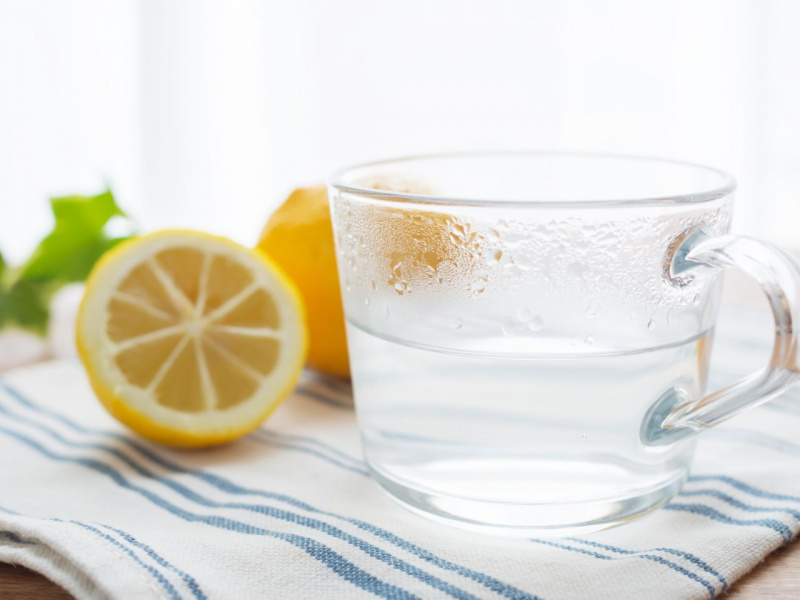 acqua calda da bere con limone strofinaccio 