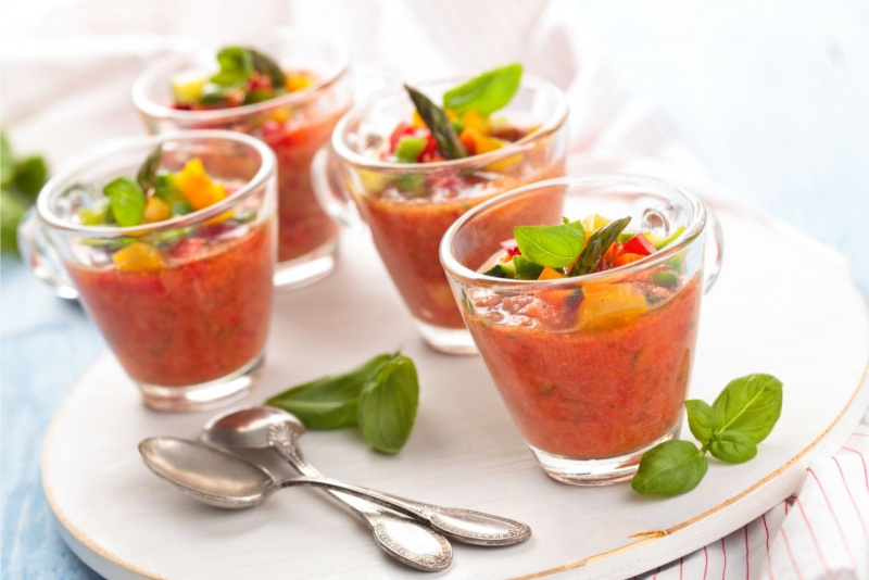 gazpacho di verdure pomodoro basilico bicchieri tazzine vetro terrine antipasto