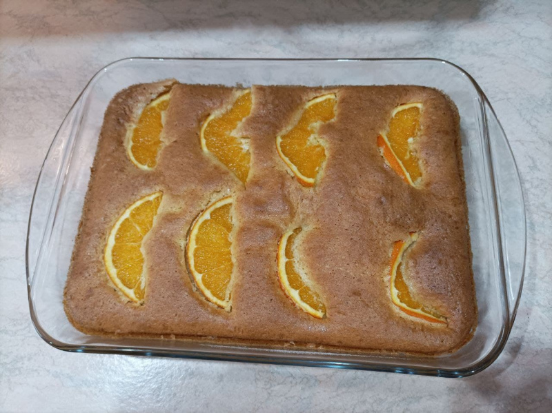 pirofila pyrex rettangolare con torta fatta in casa fette arancia dolce pronto