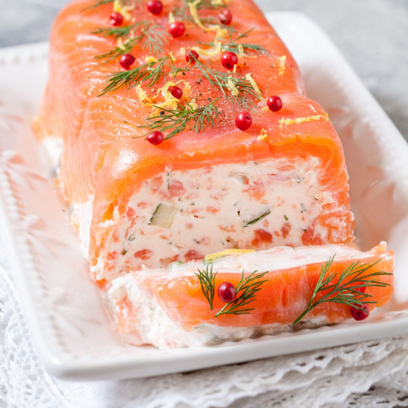 primo piano fetta terrina mousse salmone fresco zucchine gamberi piatto pronto antipasto