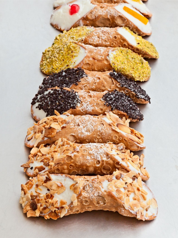 tipi di cannoli siciliani dolce di ricotta cialda croccante