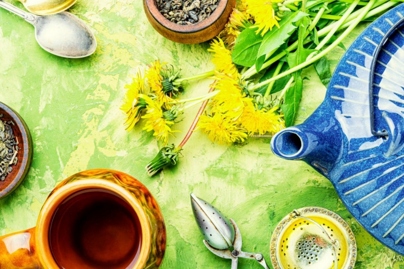 tisana tarassaco dente di leone teiera ceramica blu cucchiaio fiori gialli tazza