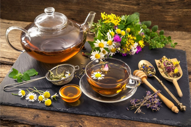 teiera tazza tisana erbe fiori miele
