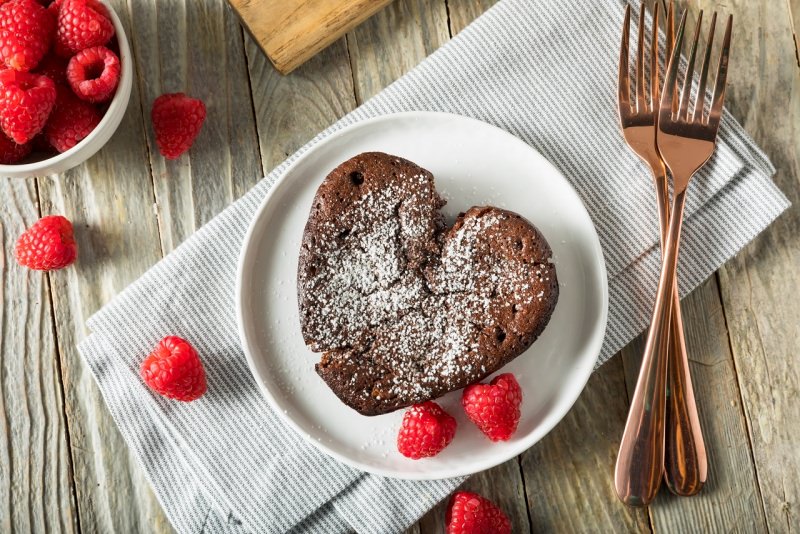 torta cioccolato a forma di cuore con lamponi