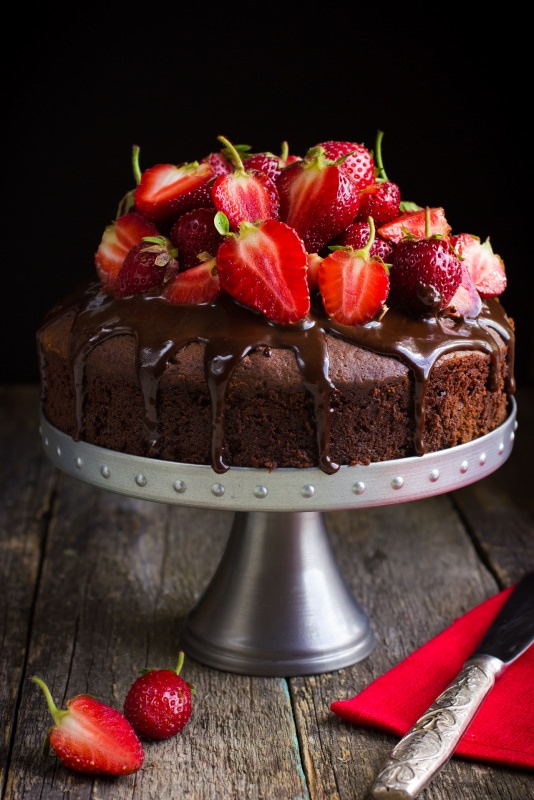 torta cioccolato e fragole fresche alzatina