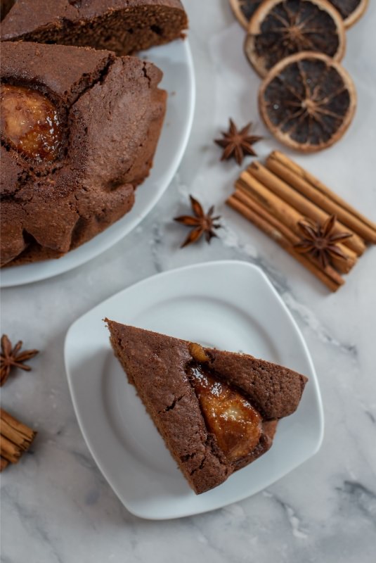 torta cioccolato e mele piattino fetta