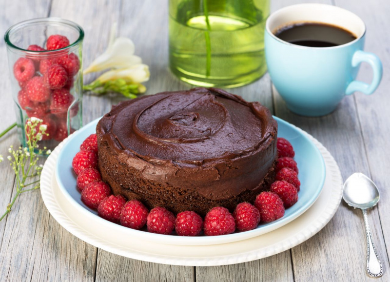 vassoio da portata con torta cioccolato ganache lamponi 