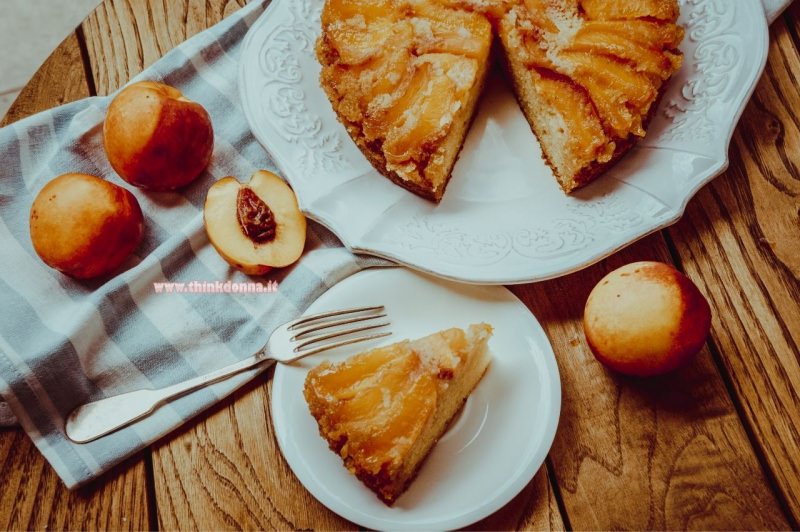 torta morbida alla pesca dolce dessert tagliere legno