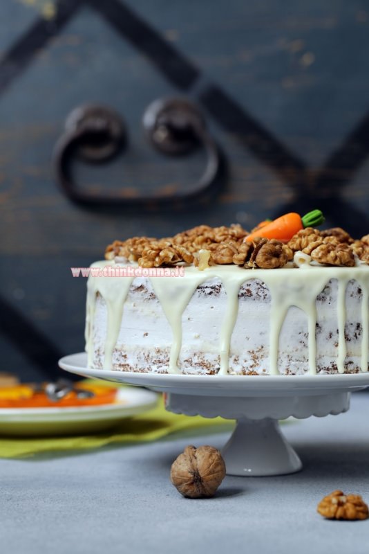 torta di carote e noci con crema al mascarpone alzatina per dolci ceramica bianca