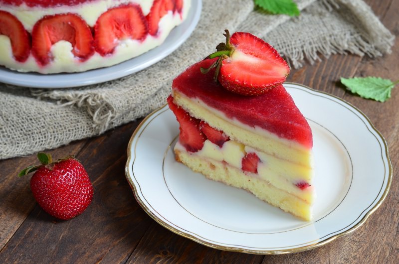 fetta torta di fragole fraisier cake panna