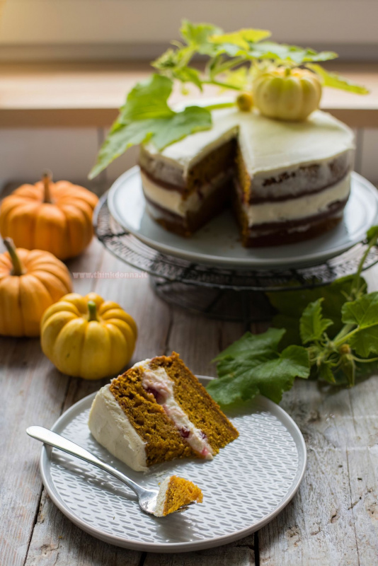 torta di zucca farcita con crema di burro fetta foglie piatto da portata pumpkin cake