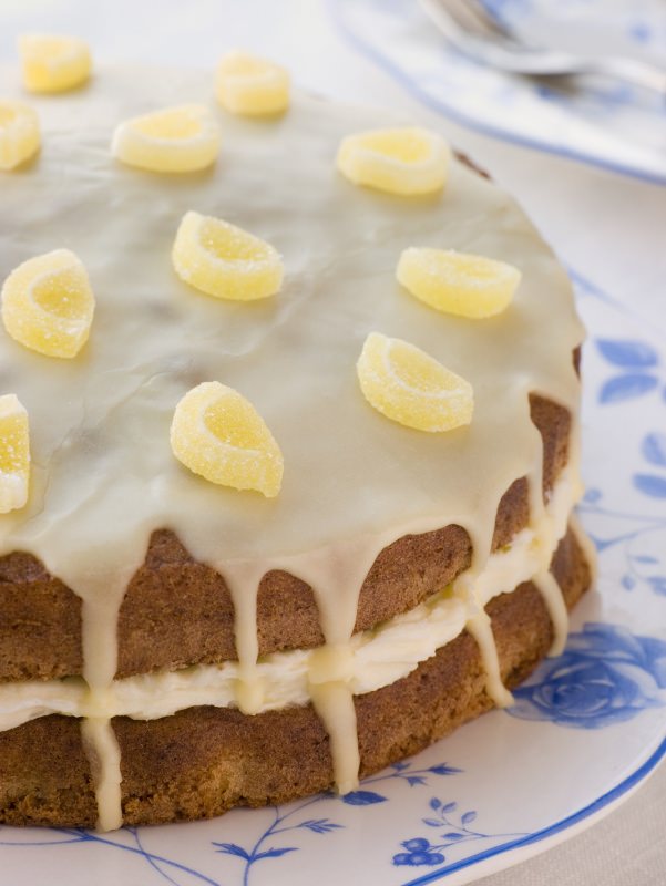 torta soffice al limone farcita con crema caramelle 