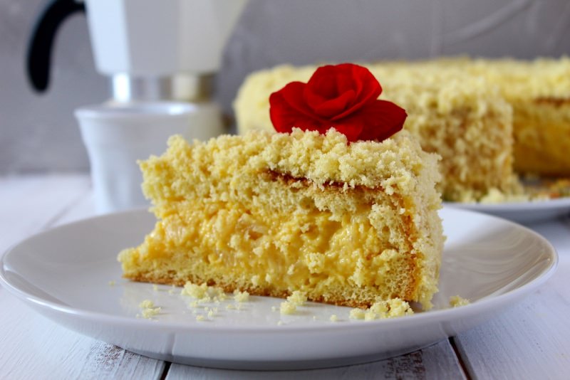 fetta torta mimosa rosa rossa particolare dolce caffettiera moka tazzina