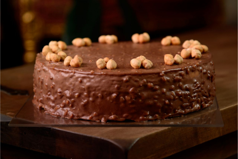 dolce pronto dessert torta ricoperta di Nutella e nocciole tritate