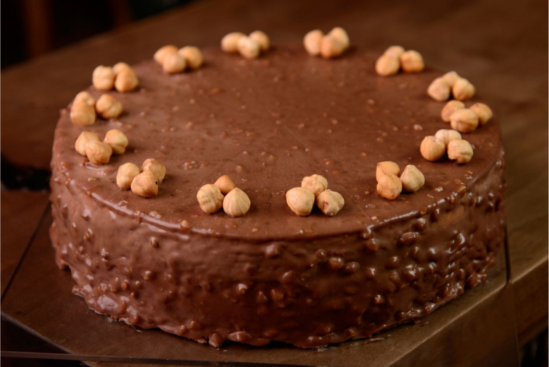 dolce pronto torta ricoperta di Nutella nocciole tritate e intere tostate