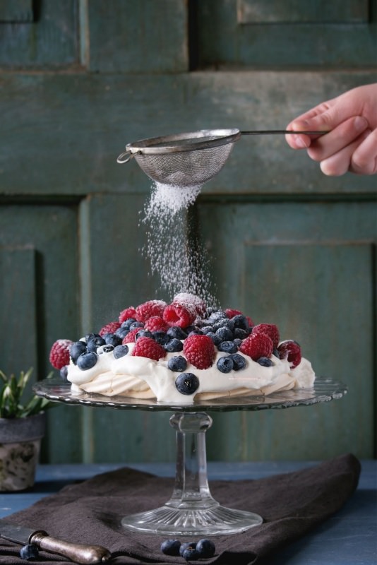 torta pavlova dessert meringa panna montata frutti rossi ribes lamponi zucchero a velo alzatina