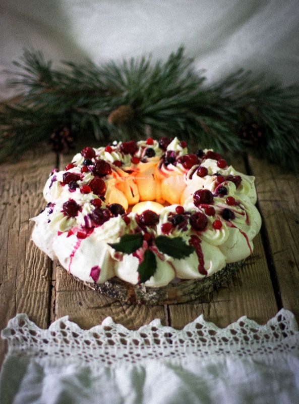 corona torta pavlova di natale frutti rossi ramo abete