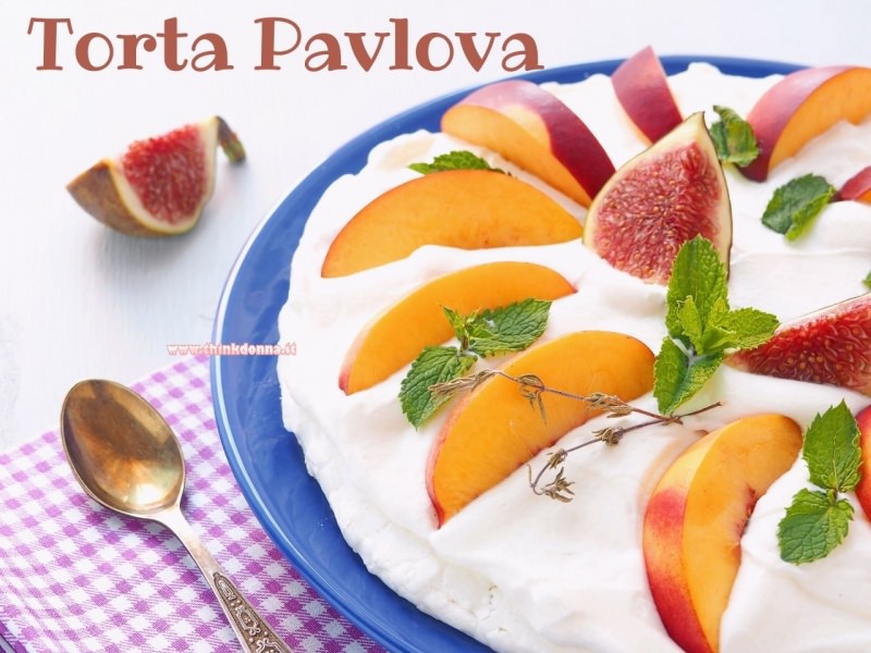 torta pavlova estiva meringa panna montata pesche fichi