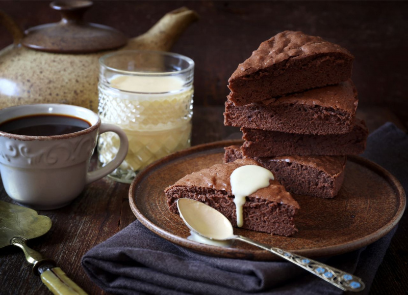 fette di torta rustica al cioccolato su piatto cucchiaino crema inglese tazzina caff