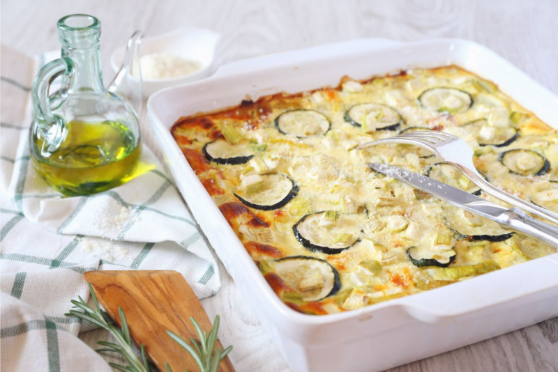 Torta Salata con patate, zucchine e mozzarella pirofila oliera ciotola grana grattugiato