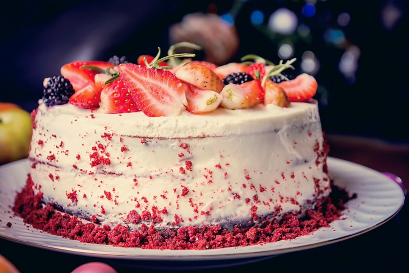 red velvet cake farcitura crema decorazione frutta fresca fragole more 