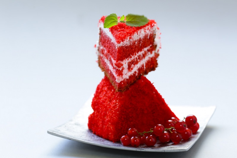 red velvet cake torta velluto rosso fette ribes