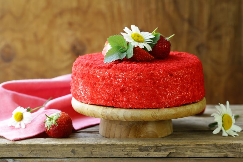 red velvet cake torta velluto rosso alzatina fragola margherita