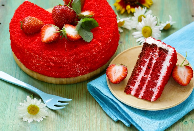 red velvet cake torta velluto rosso fragole margherita fetta