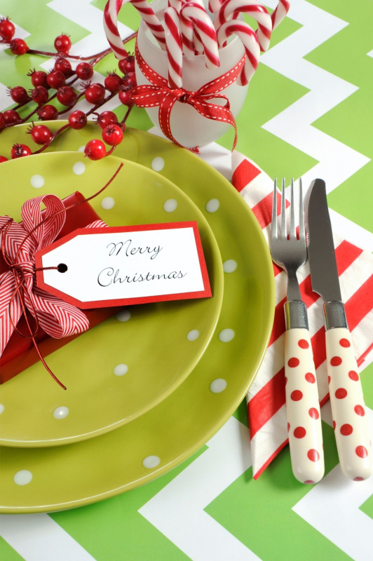 tavola apparecchiata festa di natale bastoncini zucchero verde lime bianco rosso segnaposto merry christmas