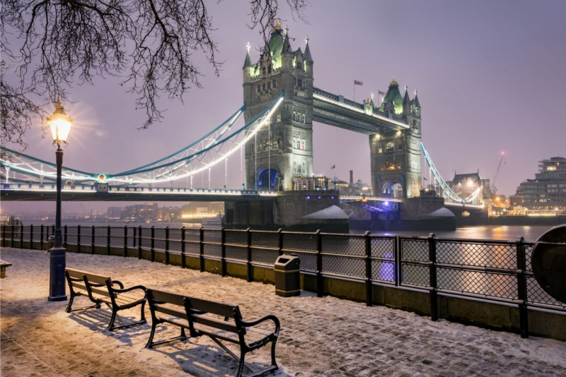 londra inverno tower bridge neve sera luci panchina