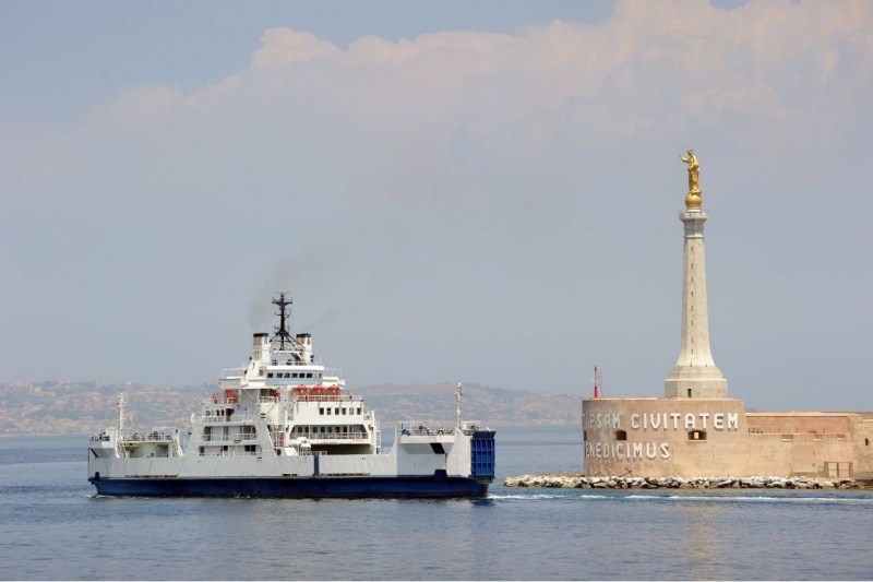 traghetto lascia porto di Messina mare