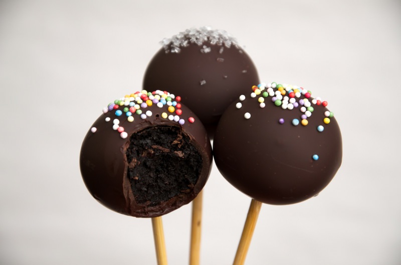 tre cake pops cioccolato morso torta morbida zuccherini colorati