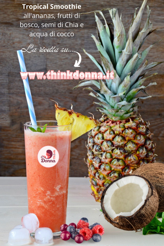 bicchiere di vetro frullato rosa smoothie frutti di bosco mirtilli rossi mirtillo cocco ananas cubetti ghiaccio