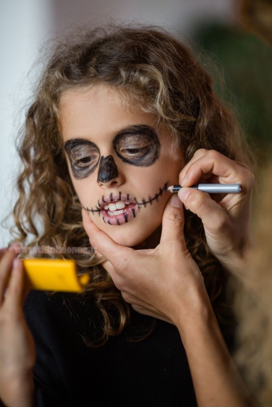 viso bambina con trucco hlloween matita