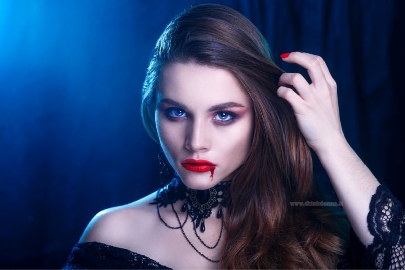 viso donna bellissima trucco halloween vampiro