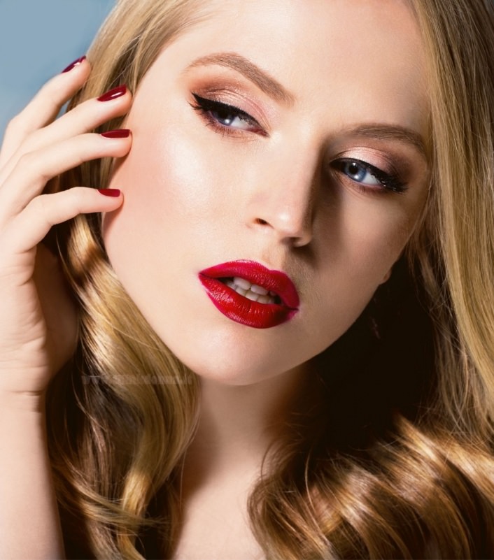makeup viso donna trucco occhi azzurri capelli biondi labbra rossetto smalto rosso