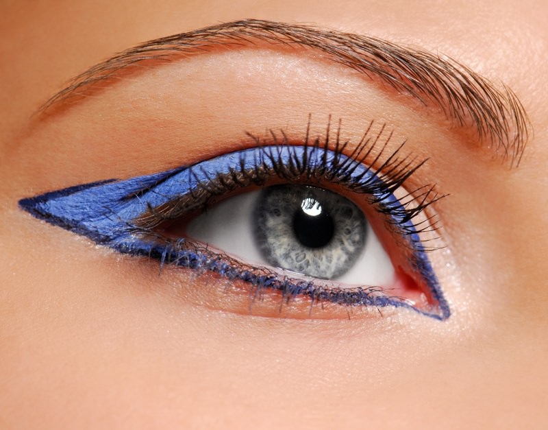 eyeliner azzurro colorato