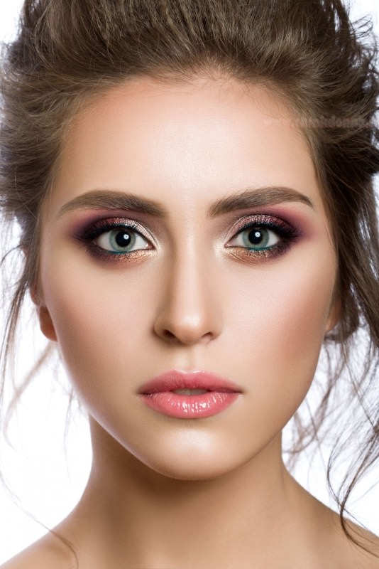 trucco occhi azzurri colori viola oro bella donna