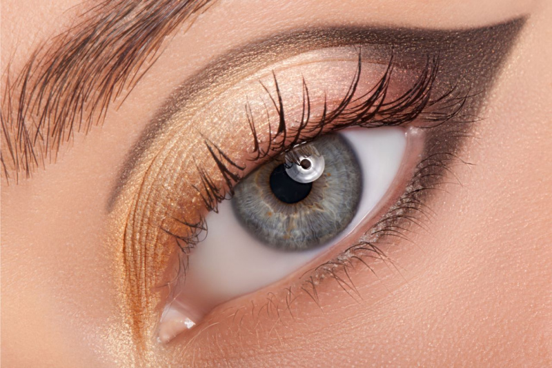 makeup speciale trucco occhio azzurro ombretto oro gold shadow linea grigio tortora