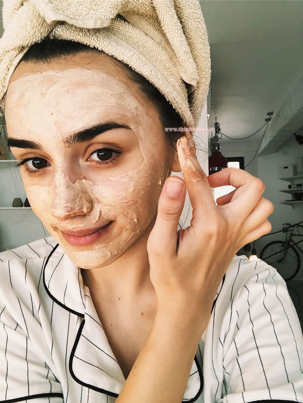 bellezza giovane donna occhi castani maschera fai da te applicata su viso foto tutorial