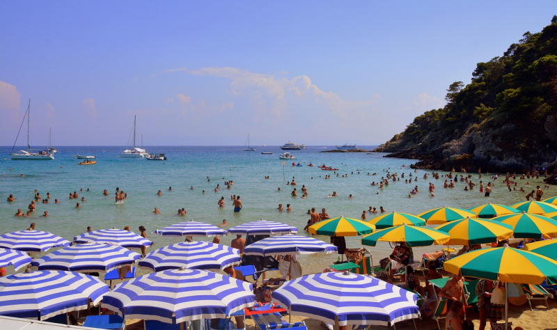 spiaggia ombrelloni lido mare estate folla bagnanti