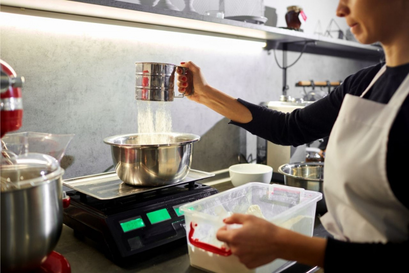 preparazione cannoli farina setacciata bilancia