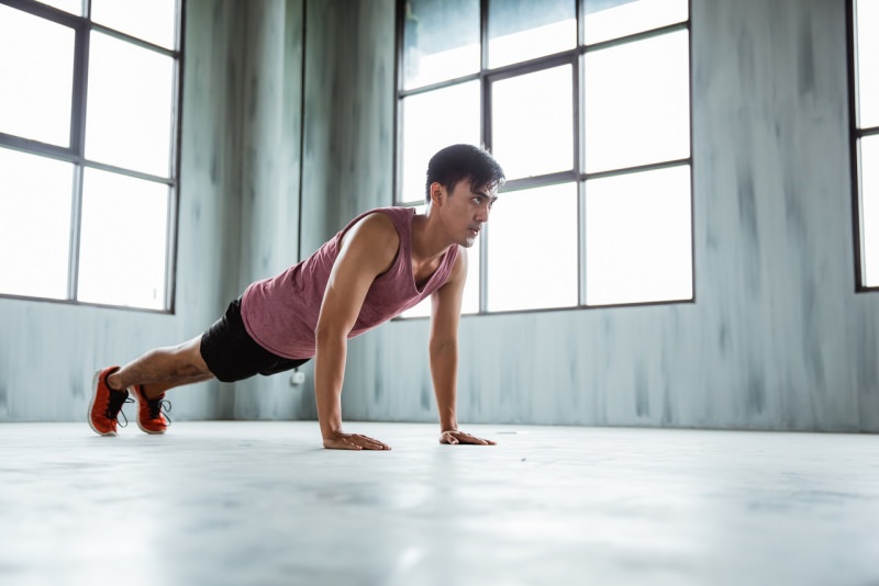 esercizi fisici in casa uomo fa flessioni piegamenti sulle braccia push ups