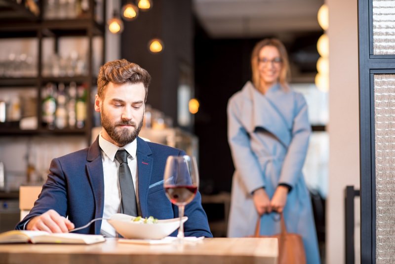 uomo bello seduto ristorante primo incontro donna conquistare conoscenza