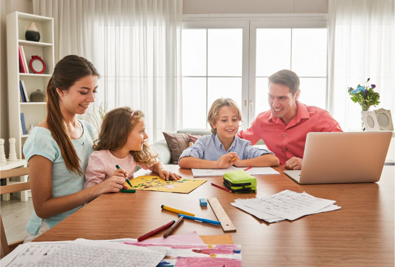 genitori figli piccoli preparazione compiti scuola rientro dopo vacanze organizzazione