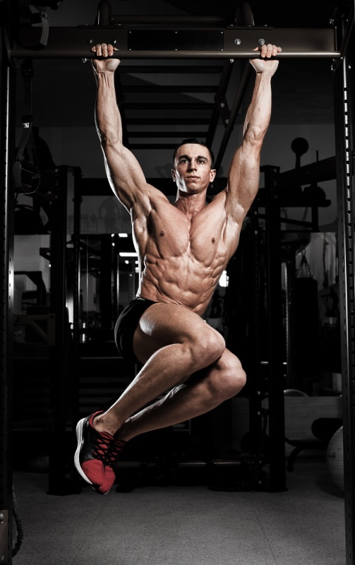 uomo atletico esercizio sbarra trazione pull up