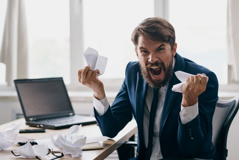 malesseri post vacanza stress rientro lavoro manager ufficio laptop