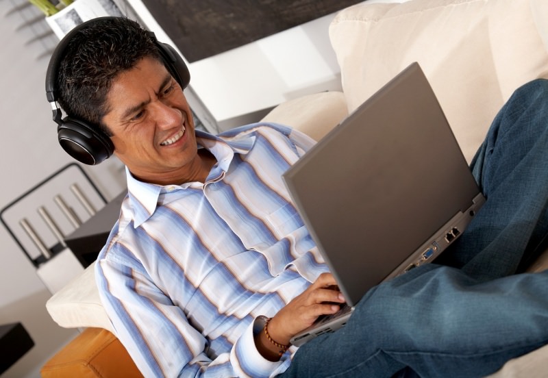 uomo lavora da casa sul divano laptop smart working notebook