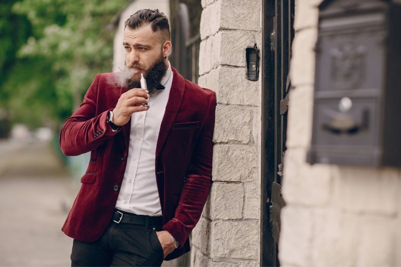 uomo elegante svapa e-cig sigaretta elettronica 