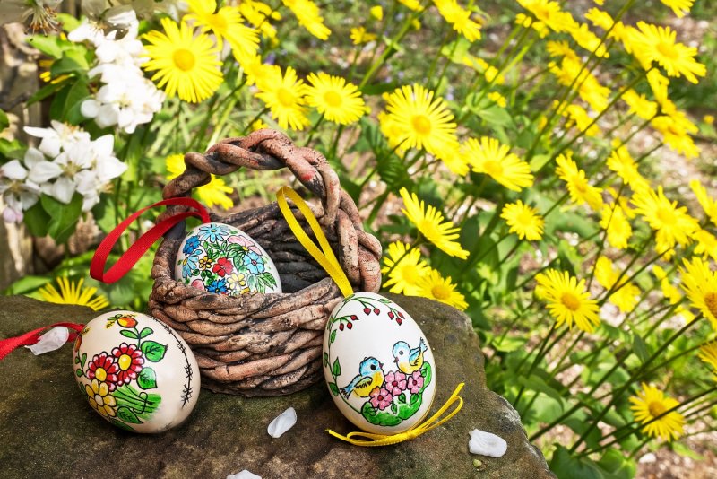 uova di Pasqua dipinte cesta fiori primavera